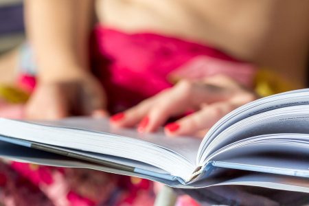 Manga, noticias, novela romántica: estudio revela nuevas formas de lectura en jóvenes universitarios