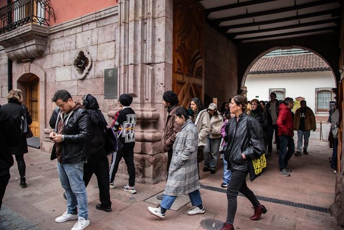 Con la voz guía de Claudia di Girolamo: Iniciativa redescubre las galerías del centro de Santiago