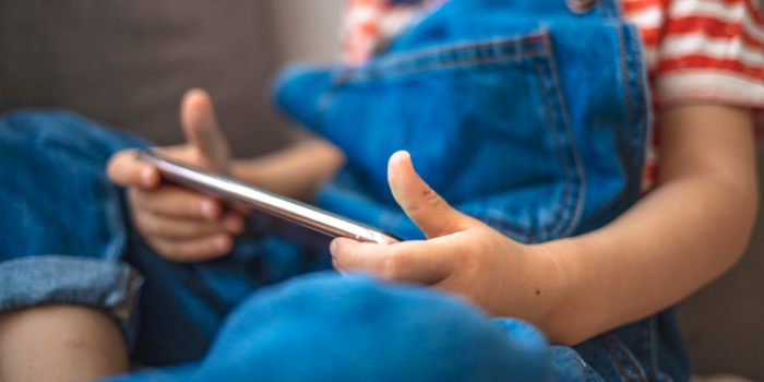 Qué buscan los niños en internet: IA, memes y juegos lideran sus intereses digitales