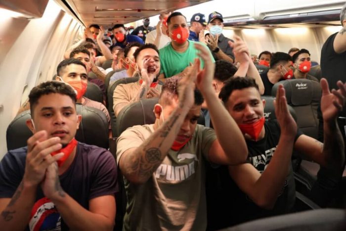 Bukele devuelve a Caracas a migrantes deportados a cambio de estadounidenses y presos políticos