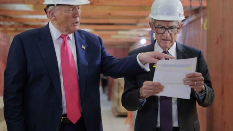 La tensa visita de Trump a la Reserva Federal: criticó millonaria renovación y Powell lo corrigió