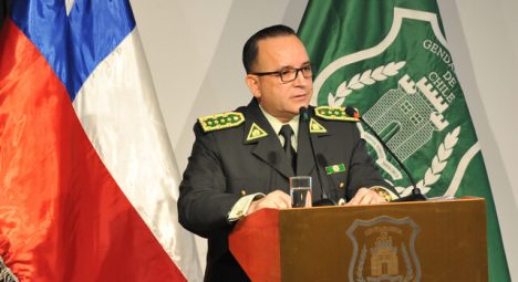 Renuncia director de Gendarmería en medio de polémica por traslado exprés de su hermano