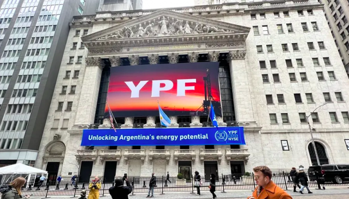 Argentina gana tiempo en caso YPF: corte de EEUU suspende traspaso de acciones