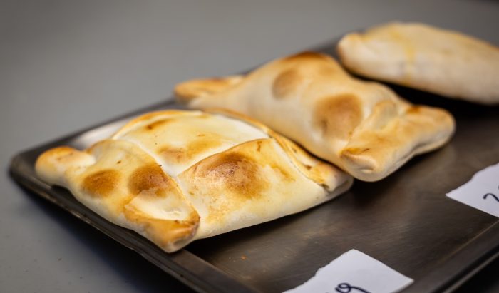 Un clásico dieciochero: Cronistas Gastronómicos eligieron la mejor empanada de Santiago 2025