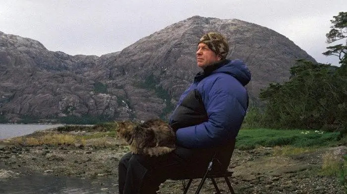 Las lecciones de un hombre que vivió un año solo con su gato en una isla remota de la Patagonia
