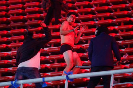 ANFP condena "graves hechos de violencia" que sufrieron hinchas de la U en Argentina