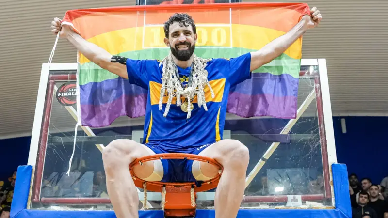 “Tuve miedo hasta último momento”: basquetbolista gay celebró título con bandera arcoíris