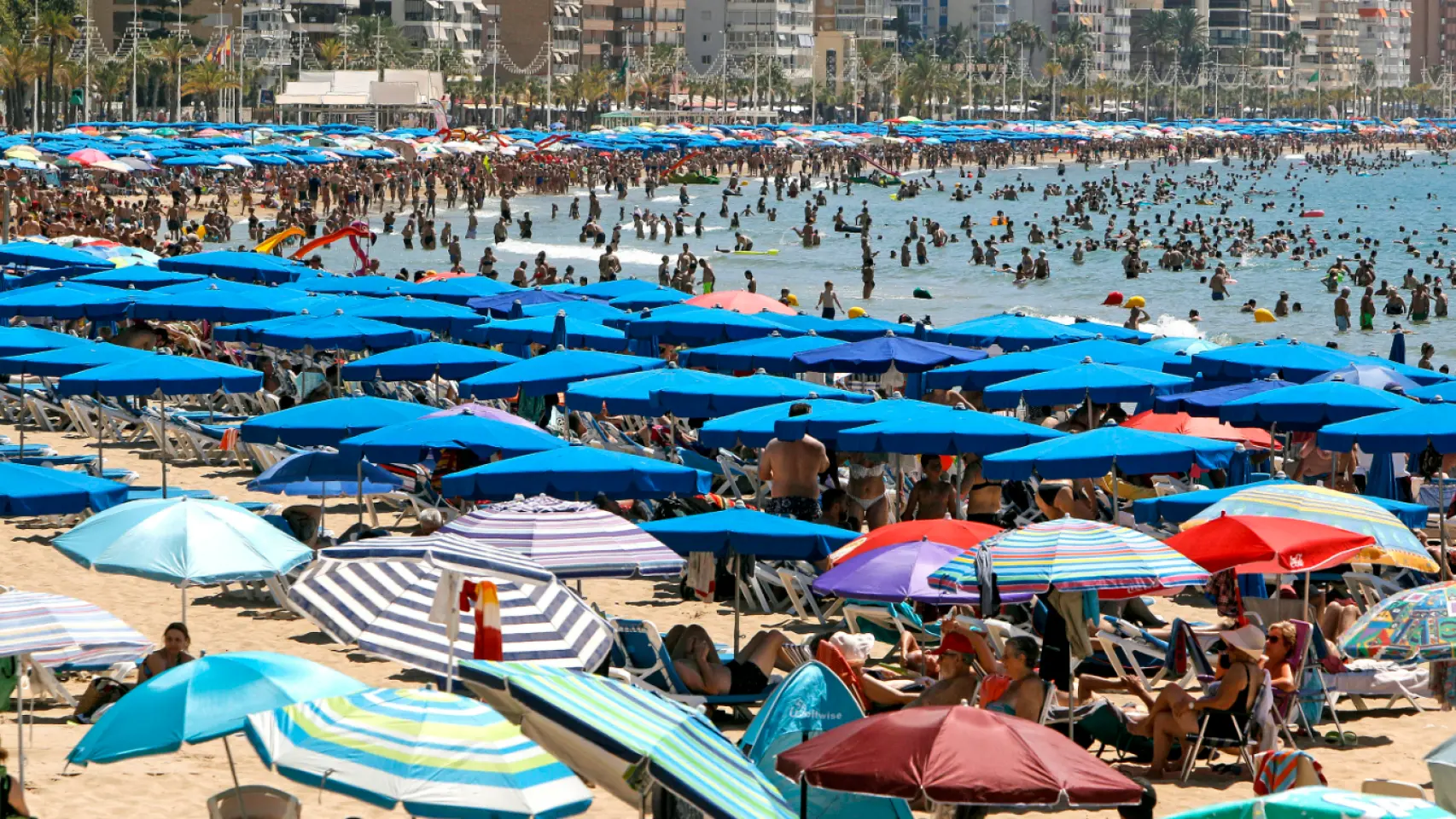Precios excesivos tras privatización de playas italianas lleva a un descenso de turistas