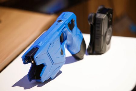"Va a comenzar ahora": ministro Cordero confirma plan piloto de armas no letales para Carabineros