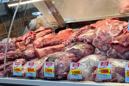 La cargaron en dos vehículos: sujetos roban carnicería a 45 días de Fiestas Patrias