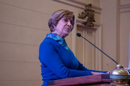 Matthei intenta convocar al centro, hace gesto por “muertes inevitables” y reenfoca su campaña