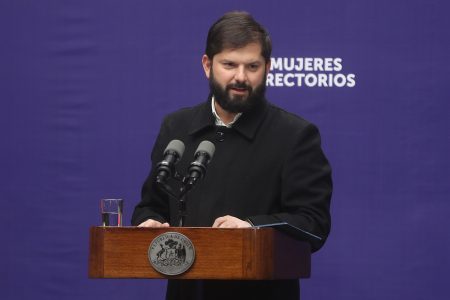 Presidente Boric da negativo en test de drogas y aprovecha de criticar fake news opositoras