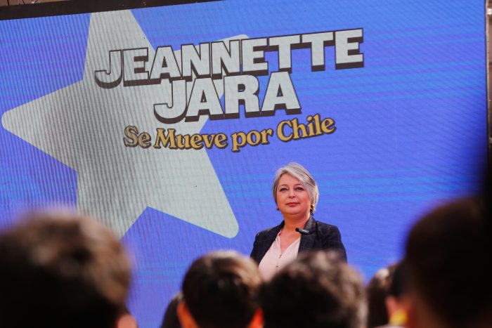 Jara trepa por Chile: candidata oficialista inicia gira por regiones
