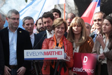 Evelyn Matthei presenta a 25 nuevos voceros para su campaña