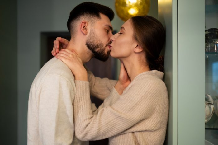 Besarse con frecuencia reduce el estrés, mejora el colesterol y fortalece el corazón