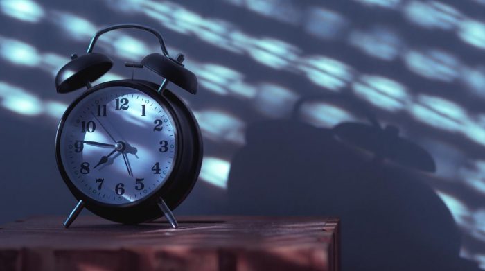 Cambio de hora en Chile 2025: expertos alertan por riesgos en la salud y el rendimiento