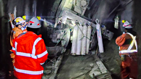 Sin contacto aún con mineros atrapados en El Teniente: Codelco avanza en operativo de rescate