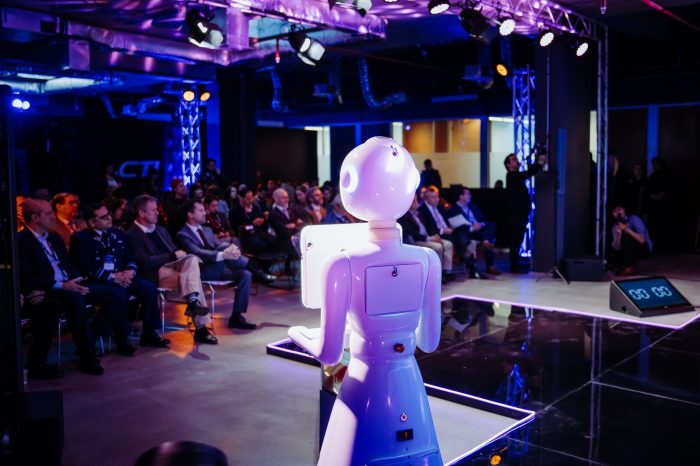 Robots humanoides, simuladores de F16 y metaverso marcan el inicio de cumbre tecnológica