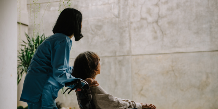 Mujeres en los cuidados más allá de los límites del mercado