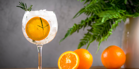 Tropical Gin: la tendencia que combina frescura, sabor exótico y viralidad en coctelería