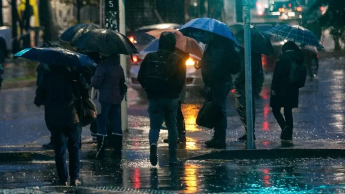 Lluvia vuelve a Santiago: comenzará esta tarde y se intensificará en la noche