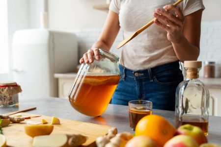 Miel y salud femenina: cómo alivia los síntomas de la menopausia y aporta otros beneficios