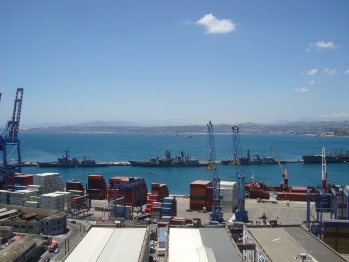 Funcionario de la Armada fallece en Valparaíso tras caer al mar