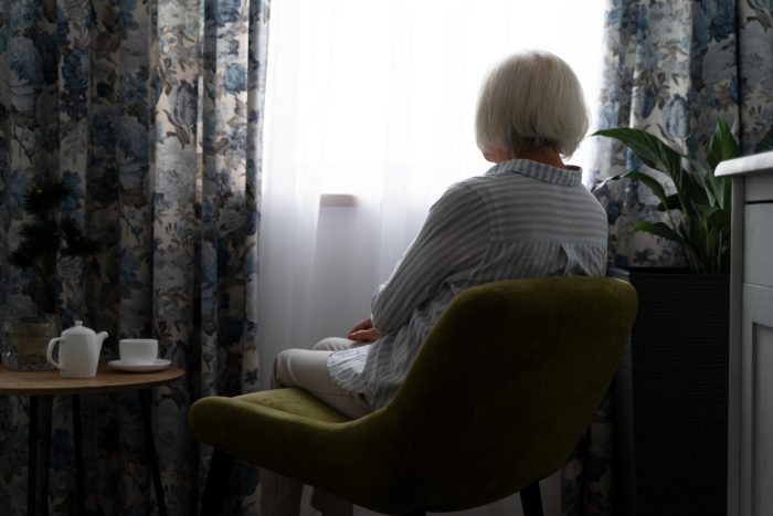Personas mayores en silencio: aislamiento social y soledad