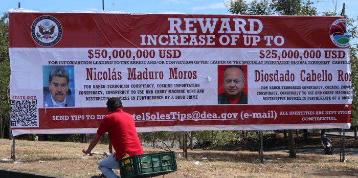 Instalan valla con recompensa por Maduro y Cabello en la frontera de Venezuela