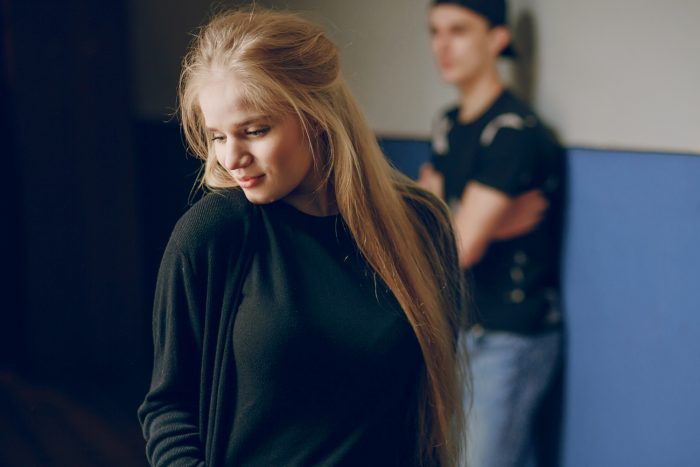 Violencia en parejas adolescentes: el rol de la tecnología y la normalización del control
