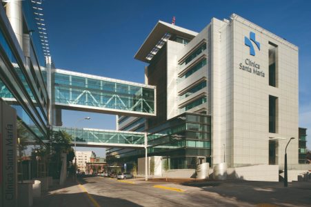 Se produjo falla eléctrica: evacúan Clínica Santa María por emanación de humo