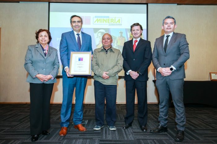 Los Bronces recibe reconocimiento de Sernageomin por su compromiso con la seguridad minera