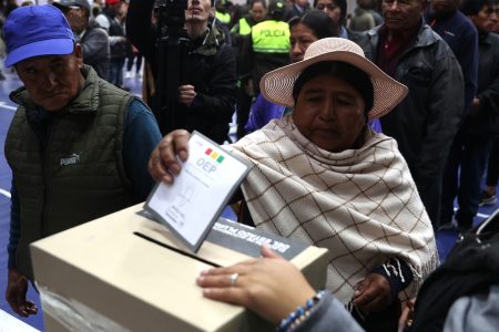 Bolivia acude a las urnas en medio de denuncias de campaña sucia y el llamado a votar nulo