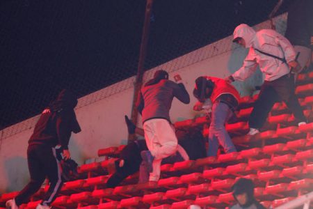 Caos en Copa Sudamericana: barras enfrentadas, heridos graves y linchamientos en tribunas
