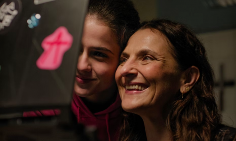 "Un duelo lleno de rabia": Antonia Zegers estrena en Chile protagónico en film español "Los tortuga"