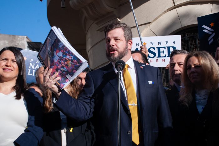 Kaiser inscribe candidatura presidencial, prometiendo mano dura en seguridad y migración