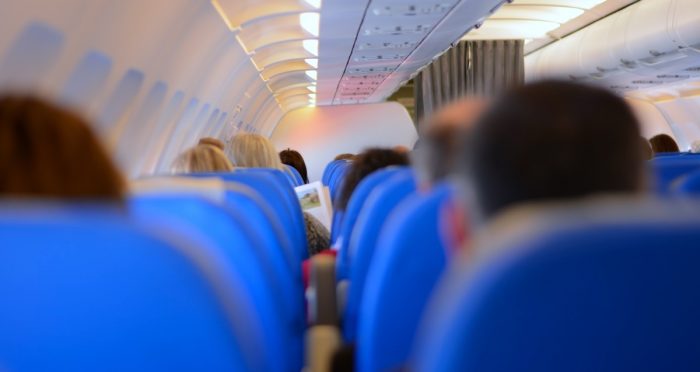 Aerolínea exigirá a pasajeros con tallas grandes que compren un asiento adicional