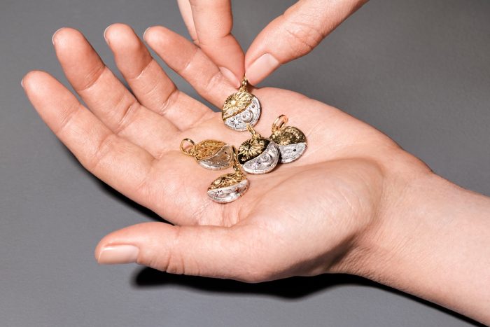 Talismanes modernos: la nueva tendencia en accesorios con significado