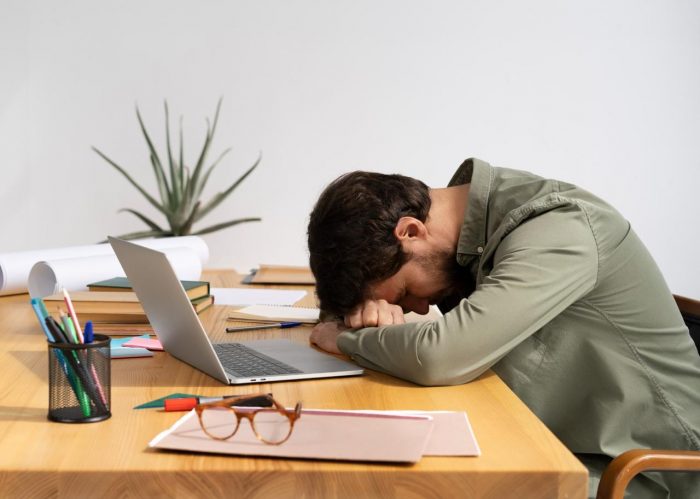 Estrés laboral en Chile: 6 de cada 10 trabajadores duerme menos de 7 horas al día