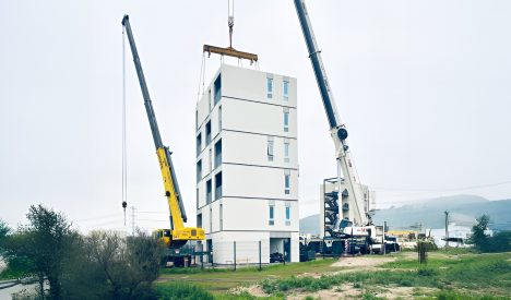 Así es "Momentum", el edificio de seis pisos levantado en un día en Pudahuel