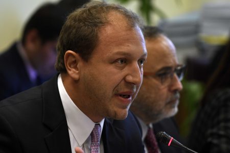 Weber justifica rebaja al impuesto corporativo pero dice que el escenario “es difícil de explicar”