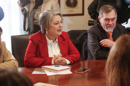 Principal asesor económico de Jara se desmarca de críticas oficialistas al Banco Central
