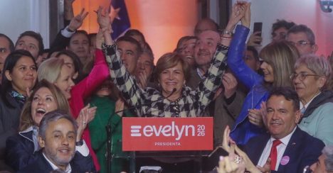 Con guiño a Piñera y nuevo eslogan Matthei busca blindar su campaña frente a Kast