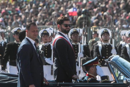 Presidente Gabriel Boric encabeza Parada Militar y jefe del Ejército critica casos de narcotráfico