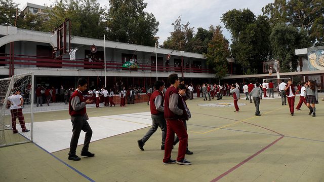 Senado aprueba regular uso de celulares en colegios: proyectan prohibición hasta sexto básico