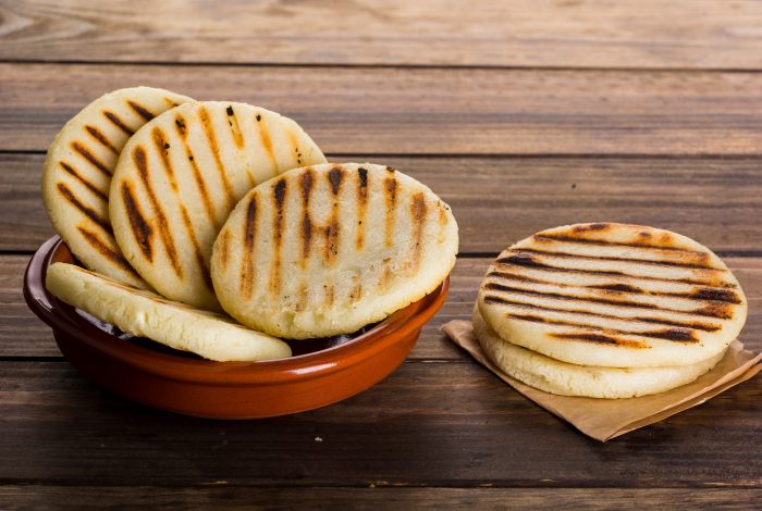 La arepa venezolana busca un espacio en el desayuno chileno: nutrición y cultura en la mesa matinal