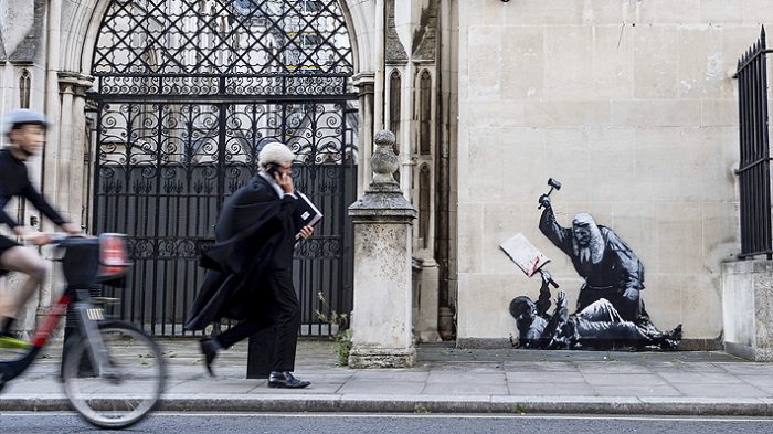 Banksy sorprende con nueva obra en el Tribunal de Justicia de Londres