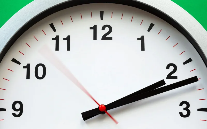 Cambio de hora en Chile: especialistas entregan recomendaciones para enfrentar el ajuste al horario