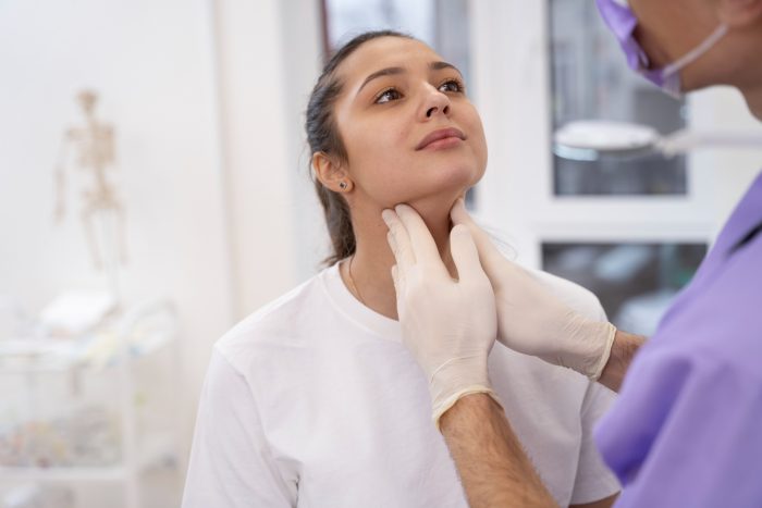 Cáncer de tiroides en mujeres: síntomas de alerta y buen pronóstico con detección temprana