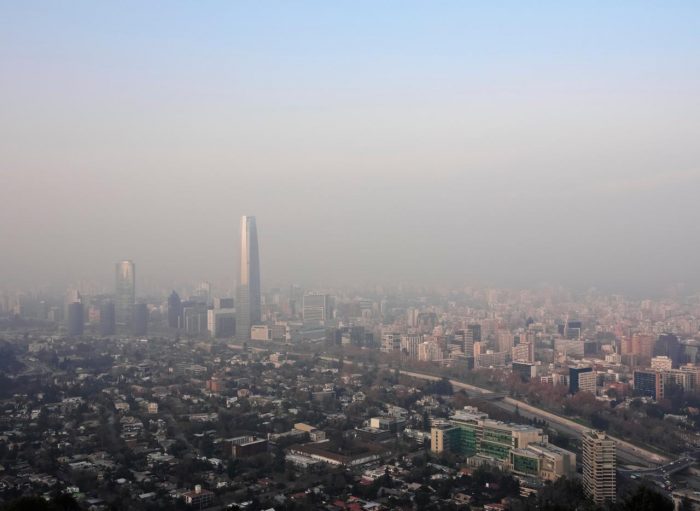 Contaminación en Santiago afecta la memoria y podría aumentar el riesgo de Alzheimer, según estudio